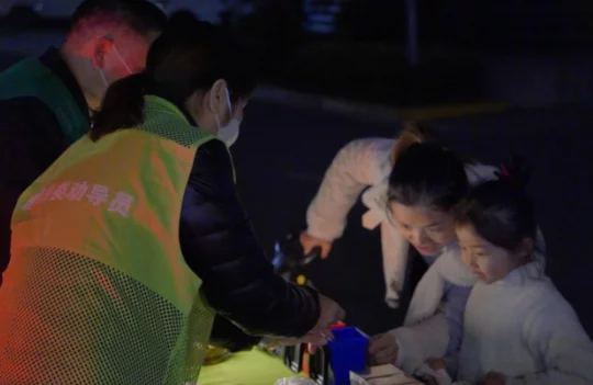 怎么可以错过（垃圾分类房）嘉兴港区：垃圾分类新玩法，后备箱宣传点亮垃圾分类“夜生活”，嘉兴垃圾分类积分卡丢了还能补吗，嘉兴垃圾分类积分卡去哪里查询，(图3)