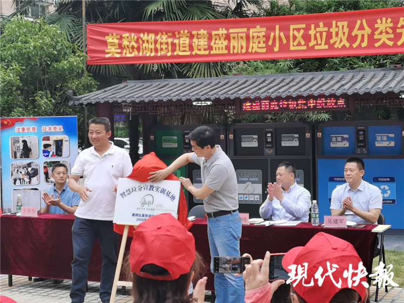 有没有做垃圾分类亭的厂家呢（垃圾分类亭公司）仿园林风，建古风亭、植金桂树，南京这家小区垃圾分类听居民建言，垃圾分类亭生产厂家，没想到，(图1)