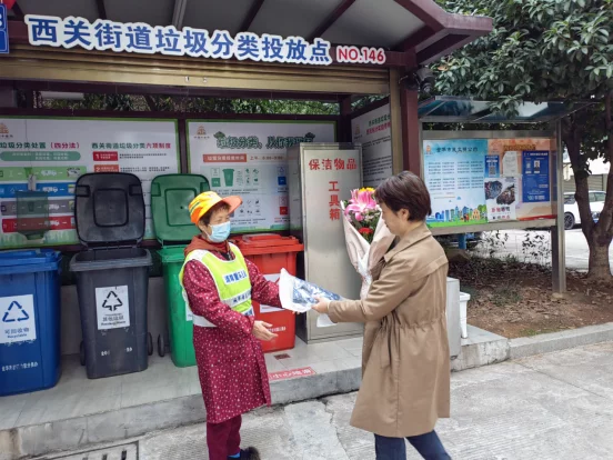 垃圾分类房（点赞！社区居民给七旬垃圾分类督导员送花）为社区干部点赞，为社区领导点赞，(图1)