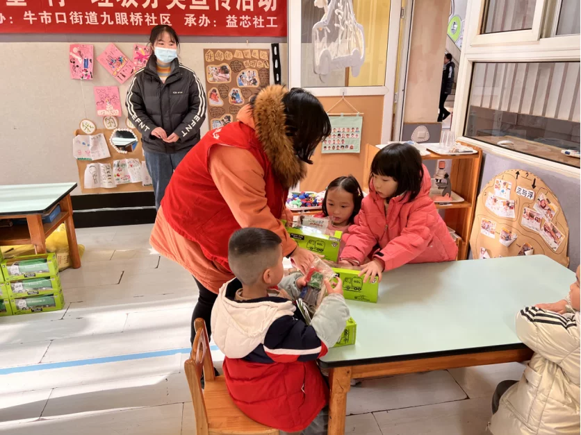 垃圾分类房（环保理念入童心 成都市锦江区开展垃圾分类进校园专题活动）生态环保理念深入人心，人们对环保的意识，(图2)