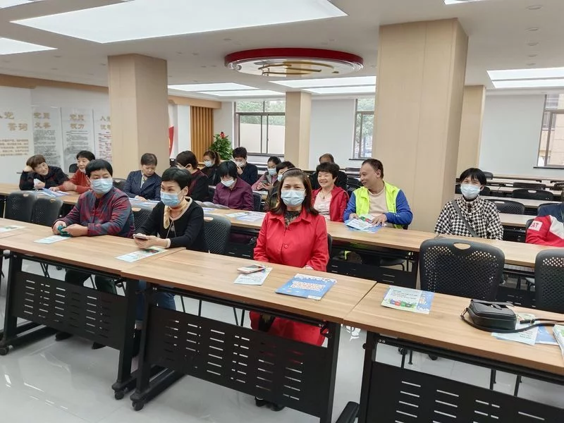 垃圾分类房（垃圾分类齐参与 志愿者们在行动）垃圾分类齐参与 ,文明礼仪我践行手抄报，垃圾分类齐参与 人人动手美家园，(图2)